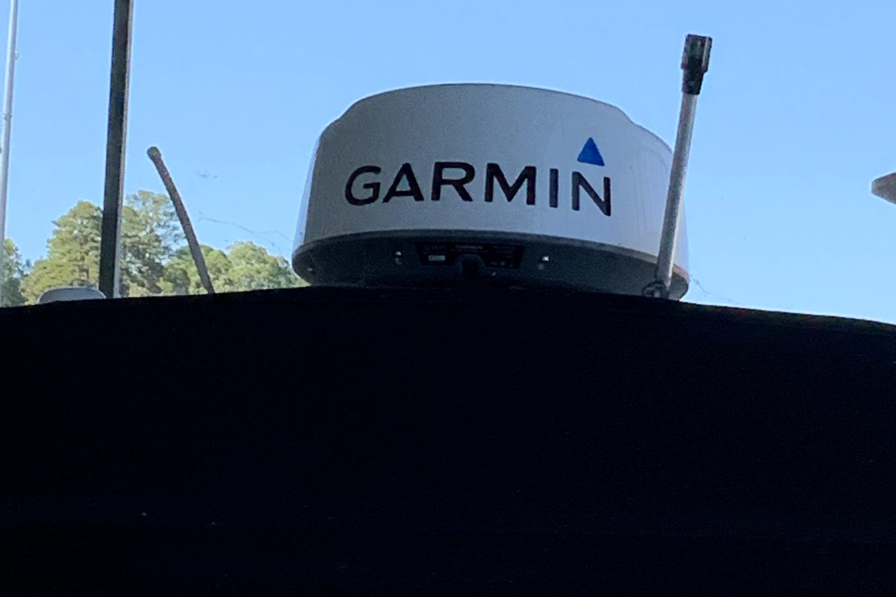 Garmin radar on a 2000 Sea Ray Sundancer boat against a clear blue sky.