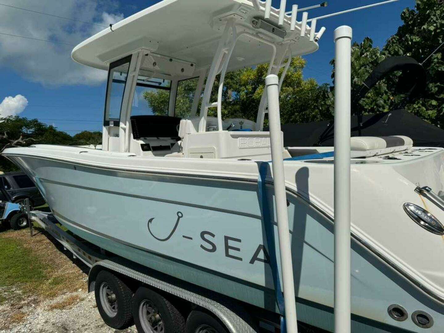 2017 Robalo R302 - Image 3
