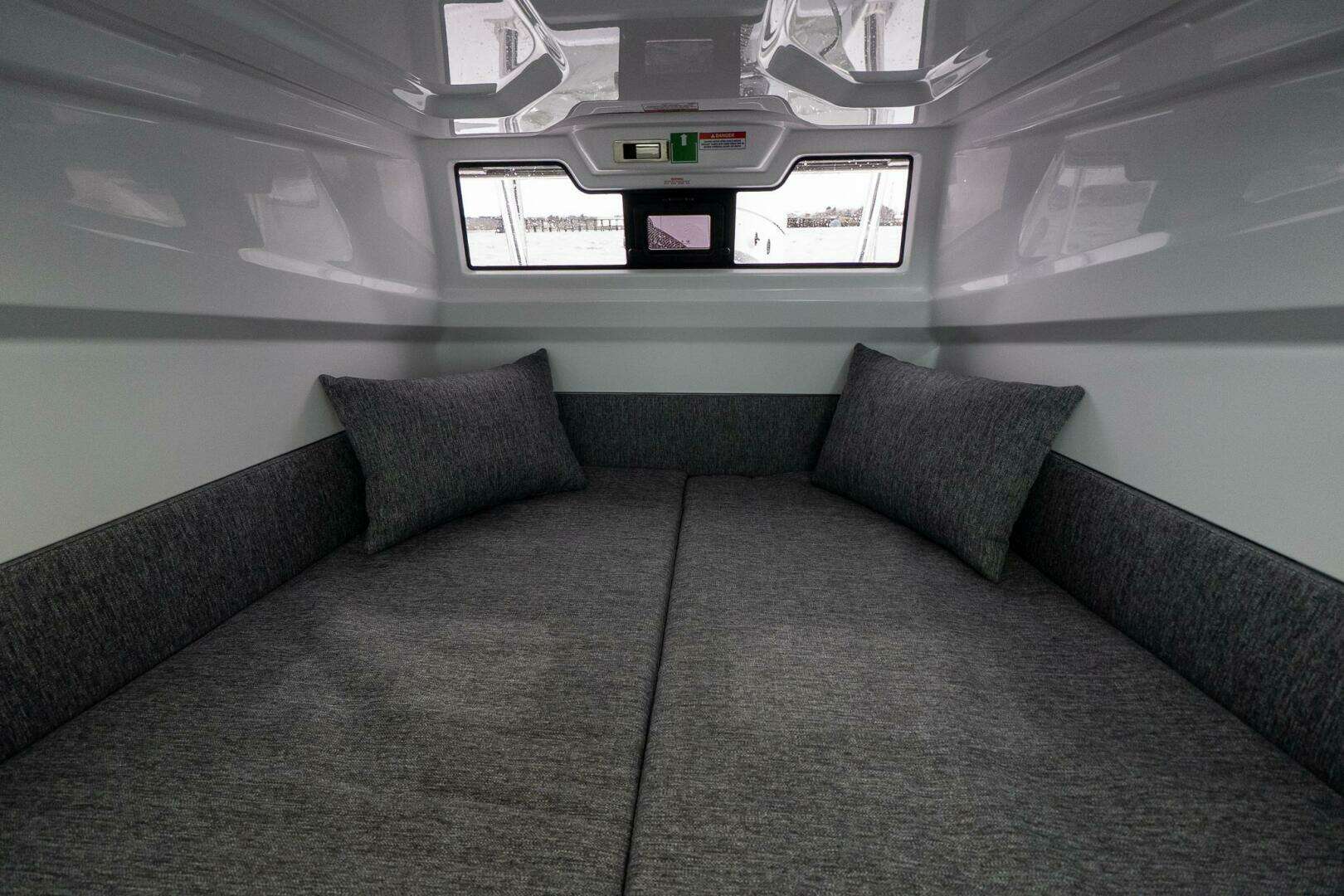 2026 Axopar Cross Cabin - Image 29