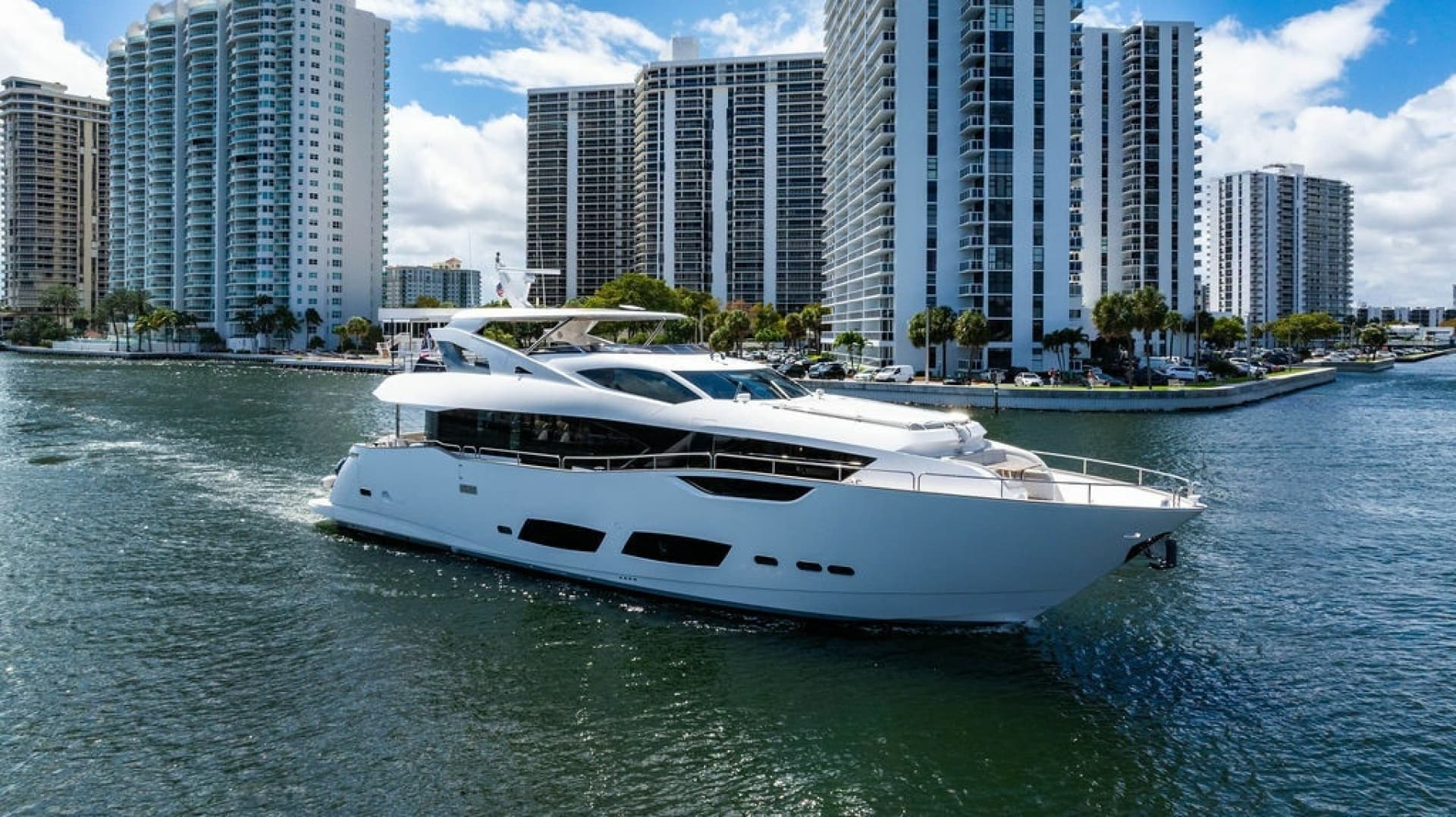2019 Sunseeker 95 Motor Yacht - Image 2