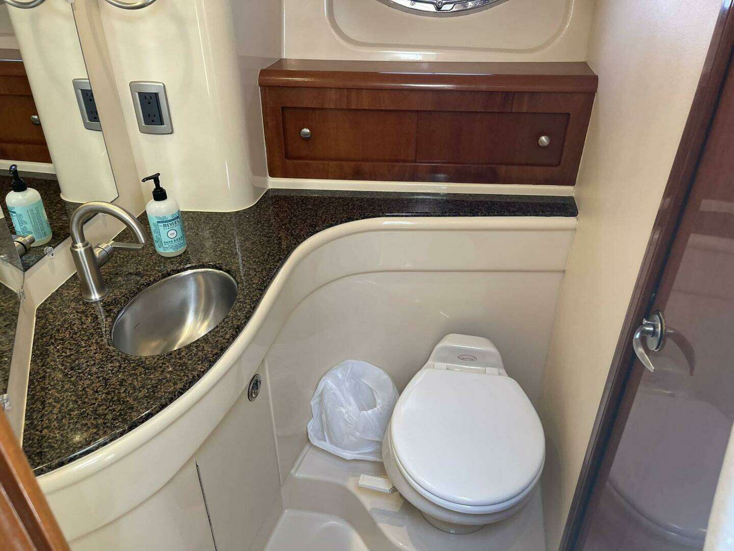 2006 Meridian 411 Sedan - Image 42