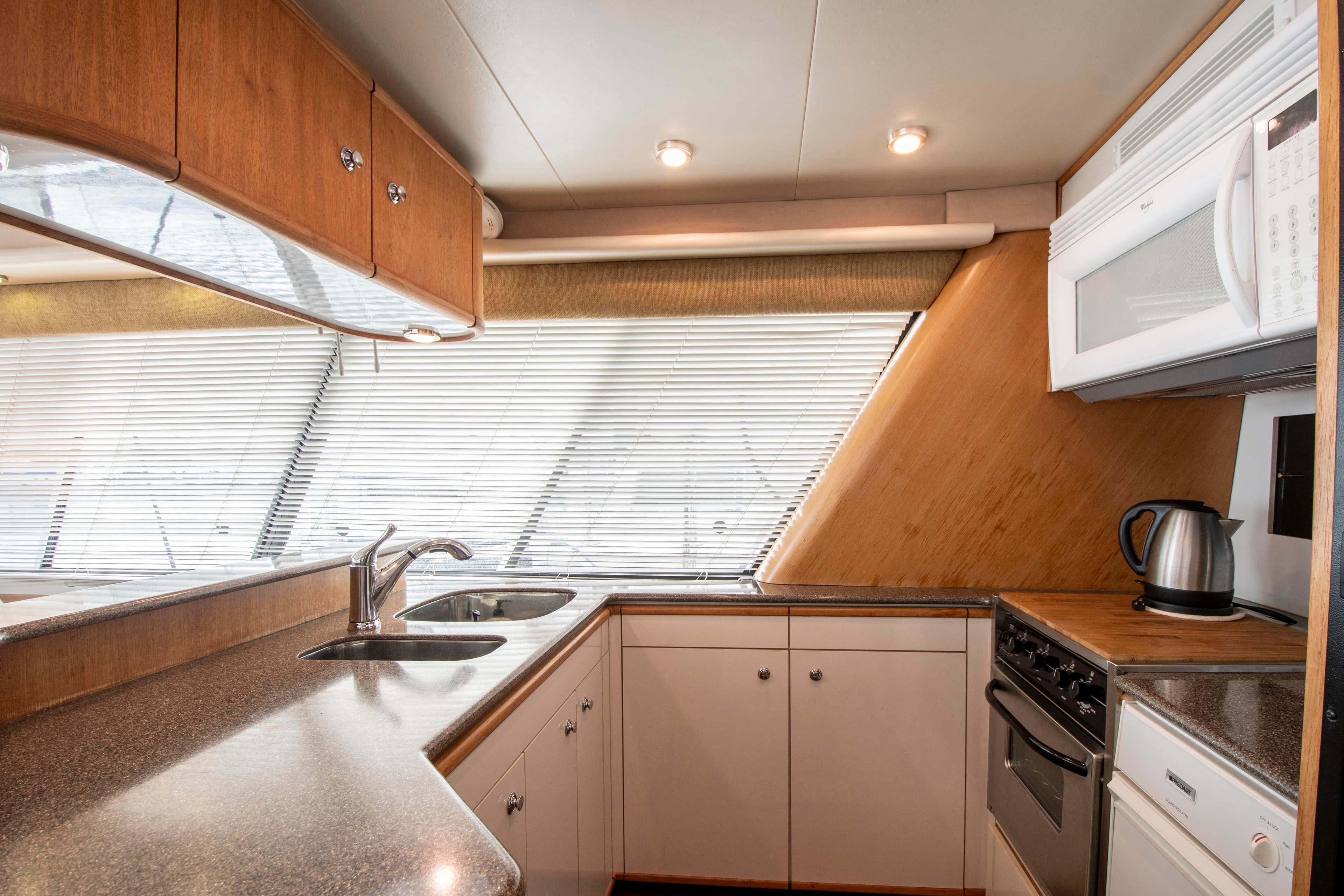 1999 Bayliner 4788 Pilot House Motoryacht - 21