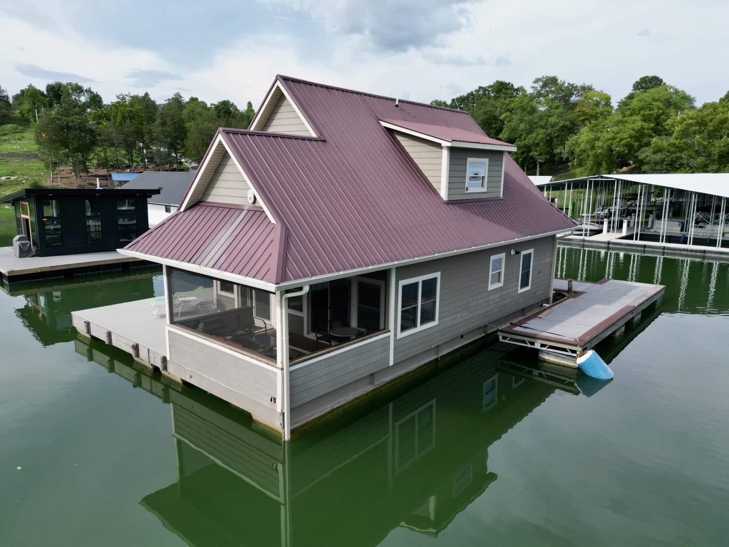 2010 Custom Floating Cabin - Approx 1340sqft - Image 8