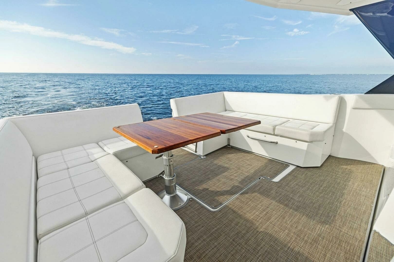 2015 Cruisers Yachts 390 Express Coupe - Image 7