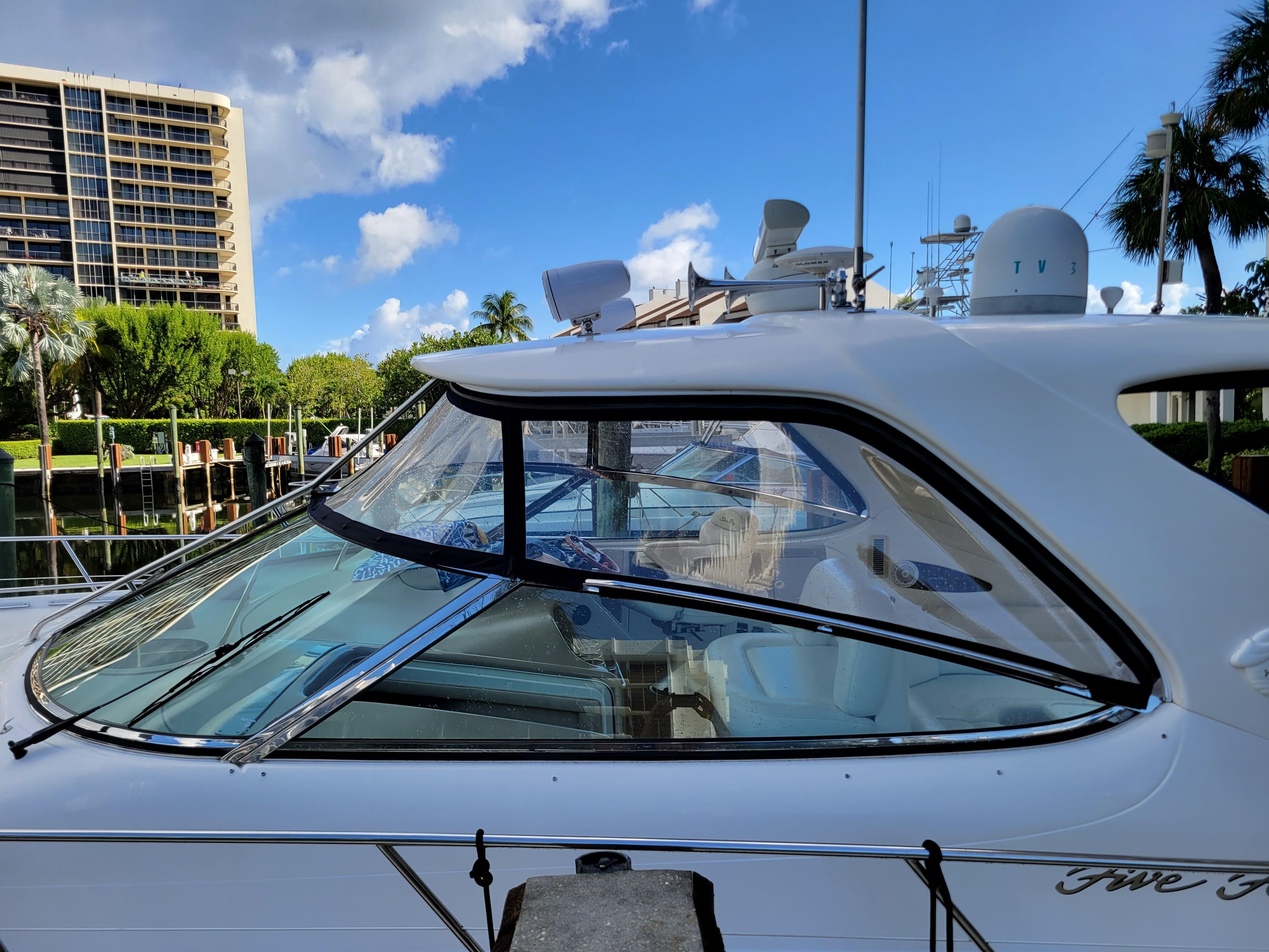 2000 Sea Ray 540 Sundancer docked at marina with clear blue sky.
