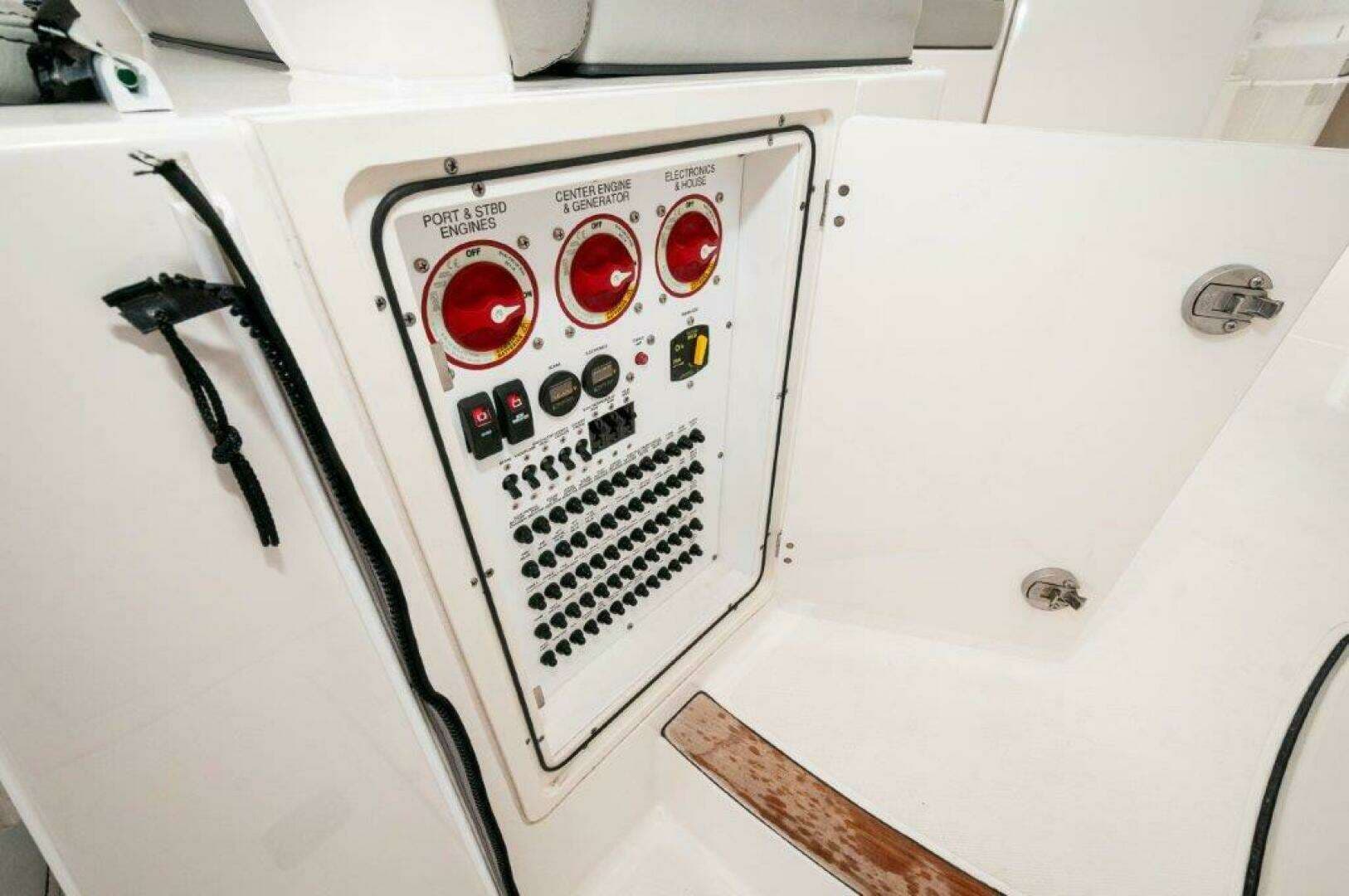 2023 Pursuit DC 365 Dual Console - Image 23