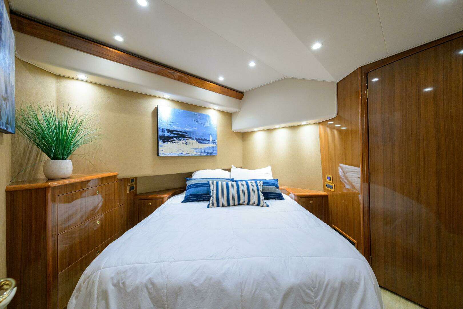2007 Viking 64 Convertible - Image 21