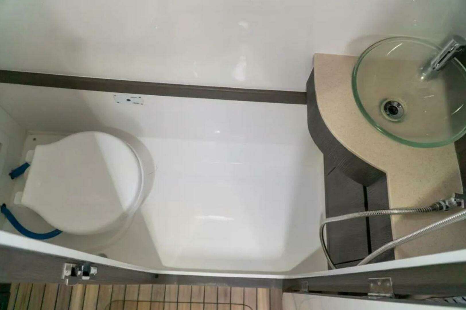 2023 Fishing Raptor 390 Solarium - Image 17