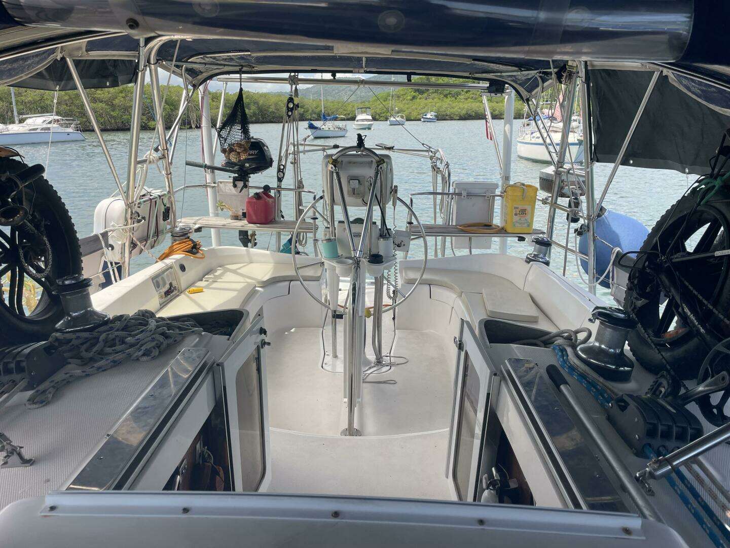 2004 Hunter 44 Aft Cockpit - Image 11