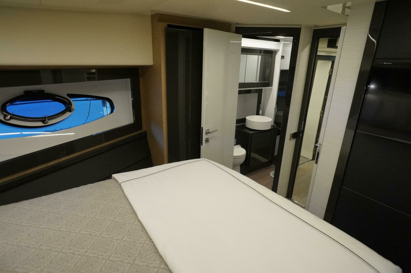 2016 Pershing 70 - Image 19