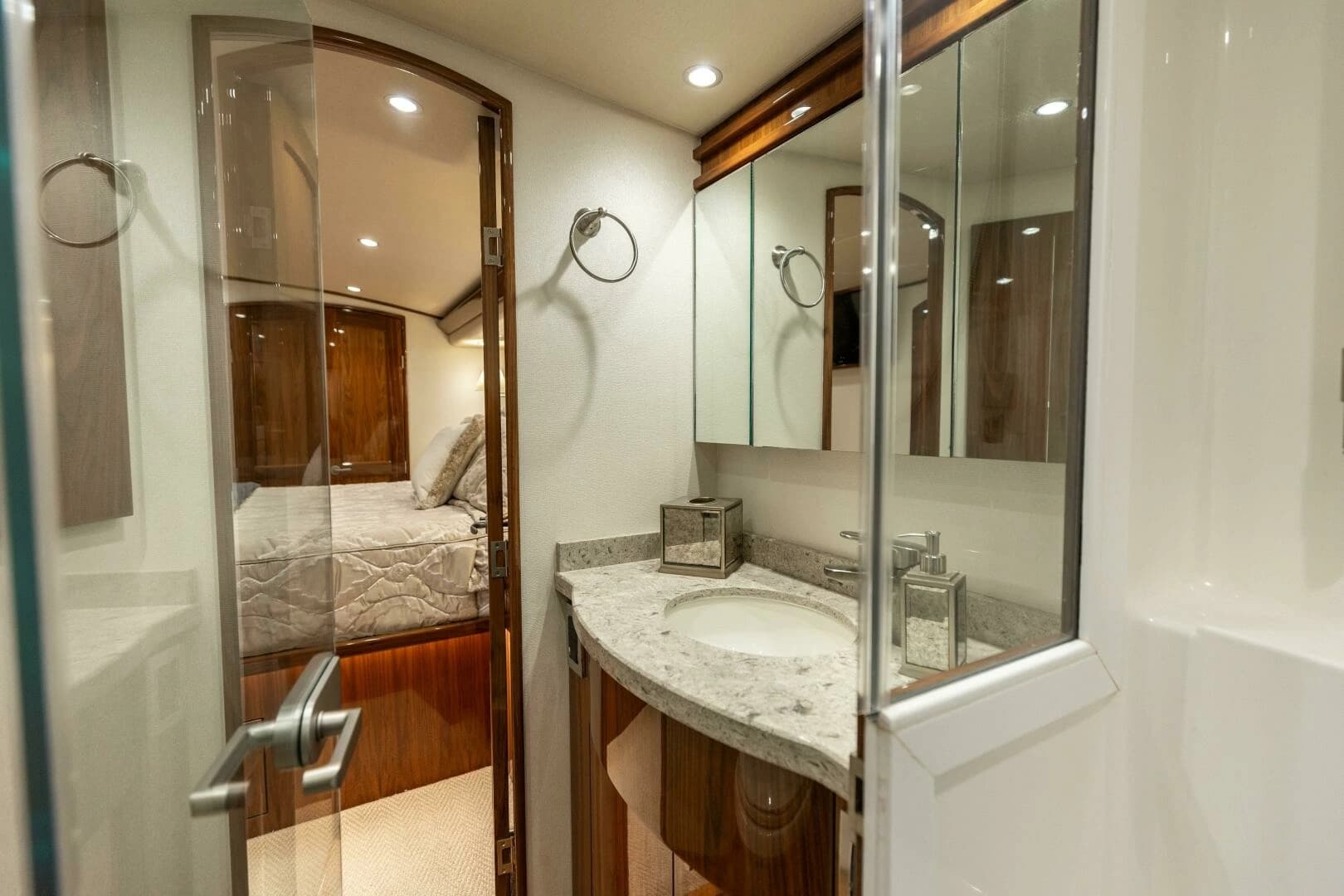 2020 Viking 62 Convertible - Image 19