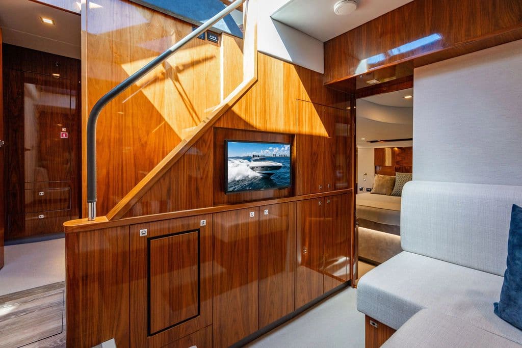 2022 Riviera 6000 Sport Yacht Platinum Edition - 38