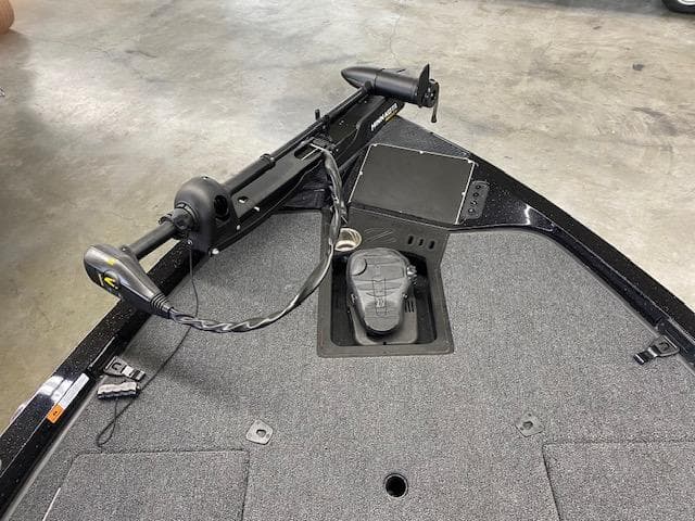 2023 Ranger Z518 boat deck with trolling motor and foot pedal.