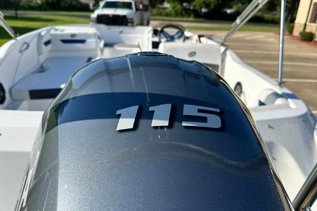 2021 Hurricane SunDeck Sport 185 OB boat with 115 horsepower engine, interior view.