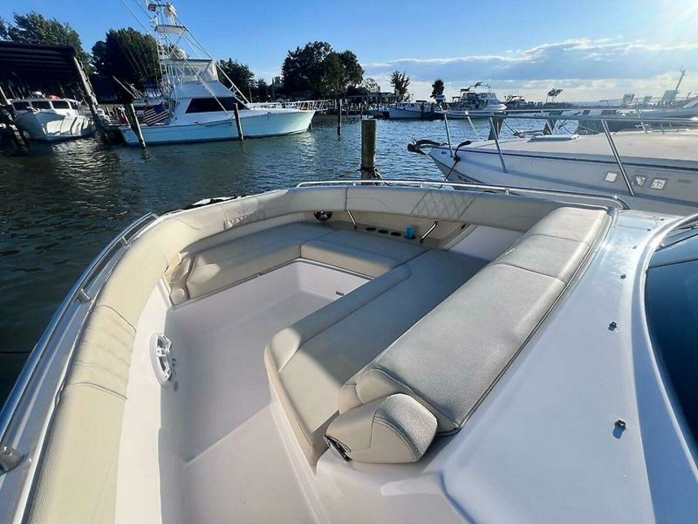 2019 Regal 33 SAV - Image 16