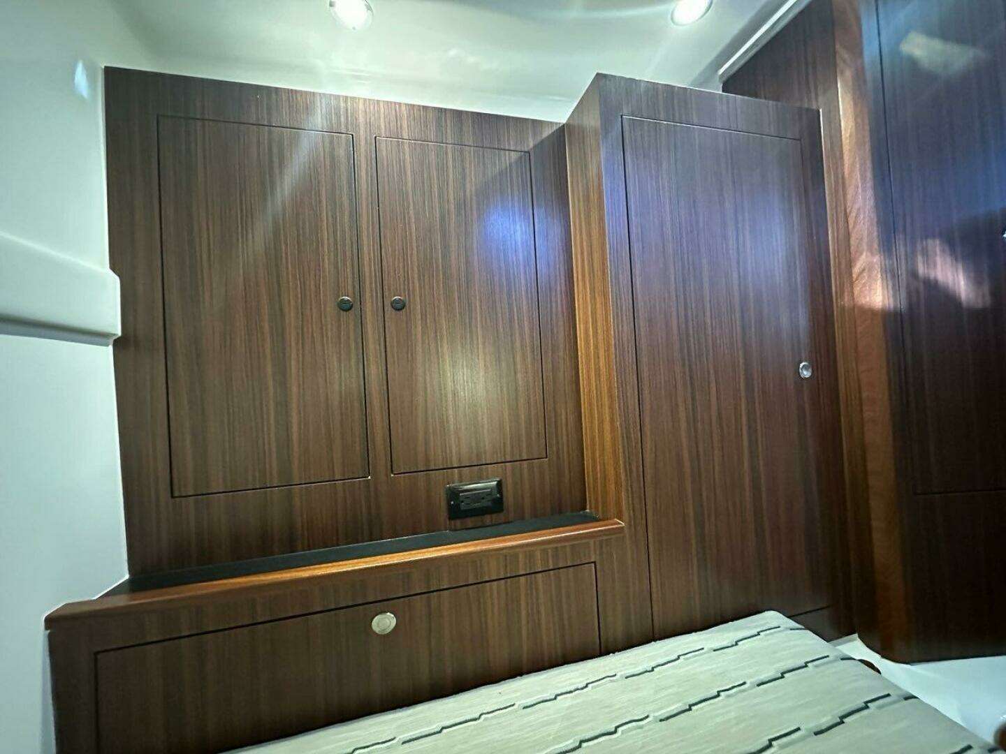 2020 Pursuit 355 OS - Image 29