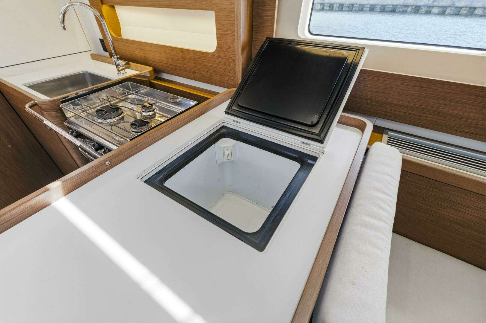 2024 Beneteau Oceanis Yacht 54 - Image 28