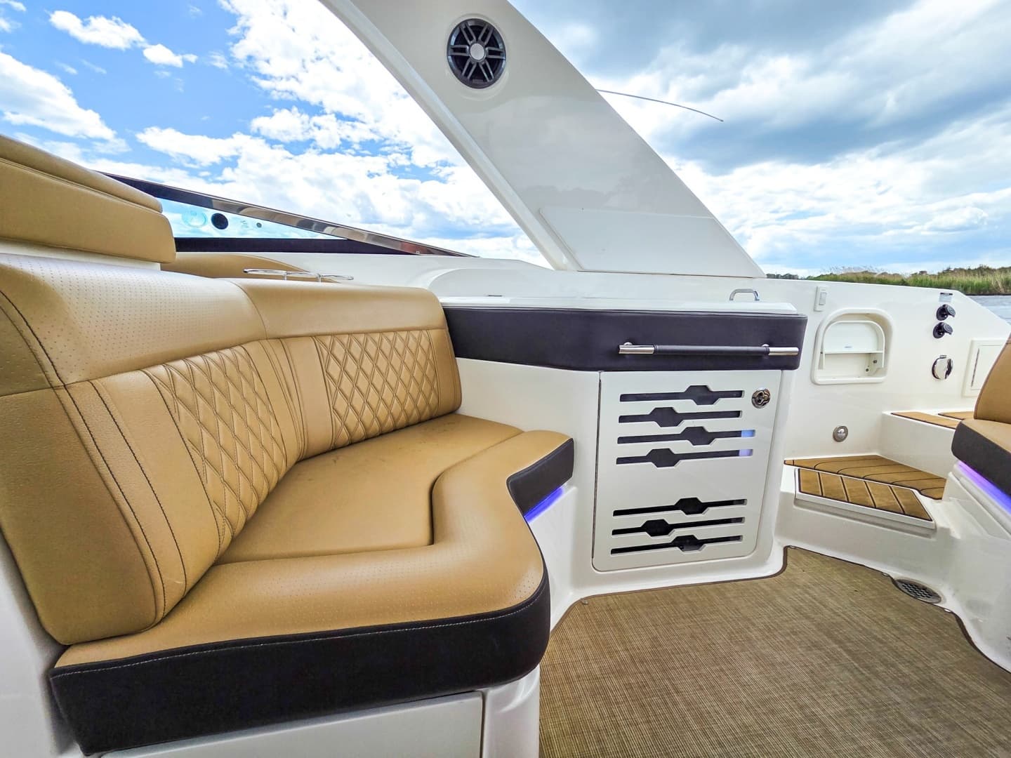2023 Sea Ray SLX 310 OB - Image 30