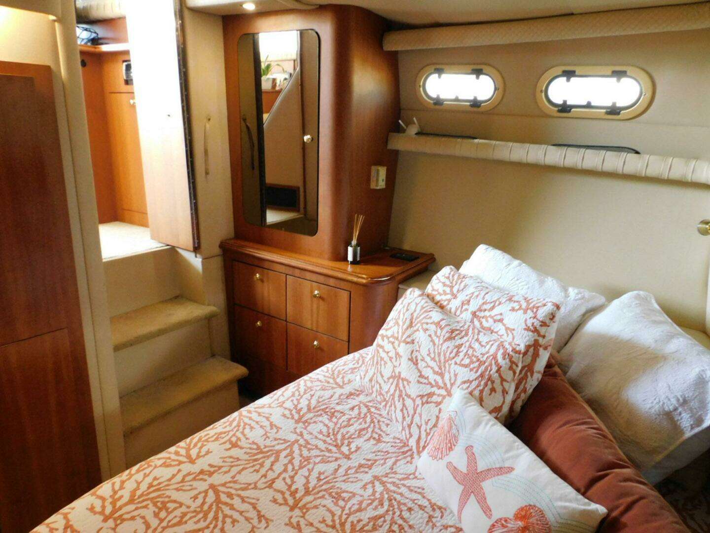 2003 Cruisers Yachts 3750 Motoryacht - Image 12