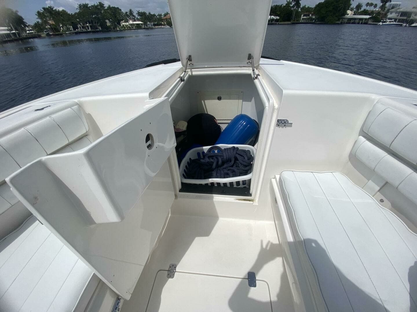 2006 Intrepid 370 - Image 24