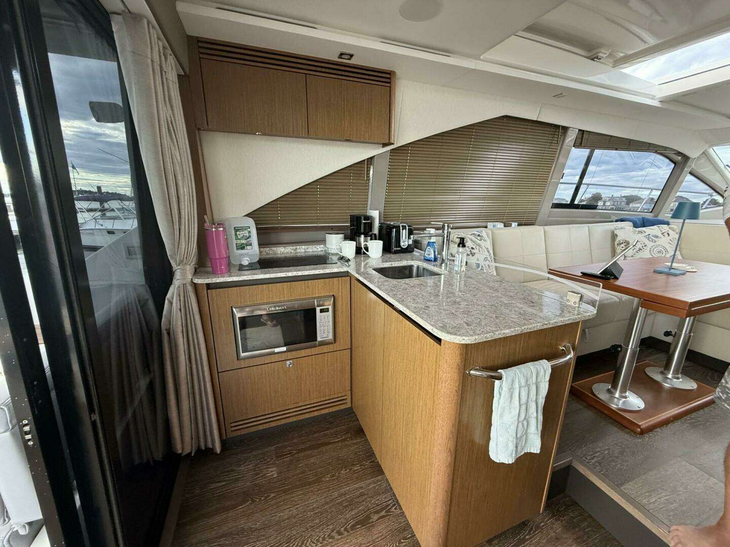 2018 Sea Ray 460 Sundancer - Image 8