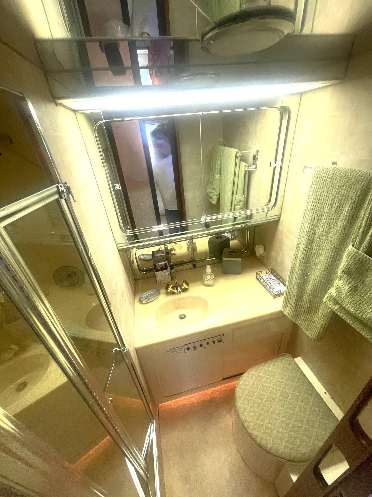 VIP STATEROOM ENSUITE HEAD OVERVIEW