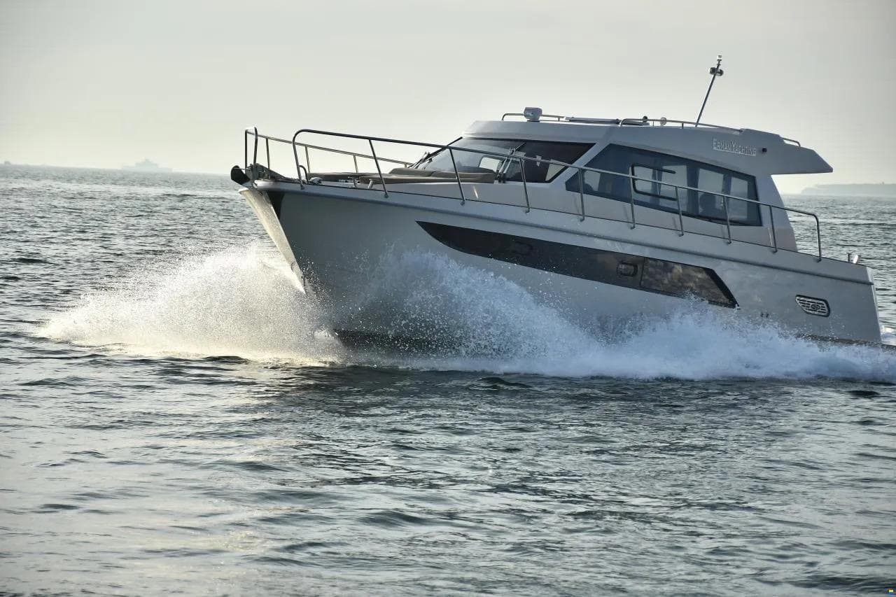 ERMAN YACHTING Comfort 36 cruising on open water, creating dynamic waves.