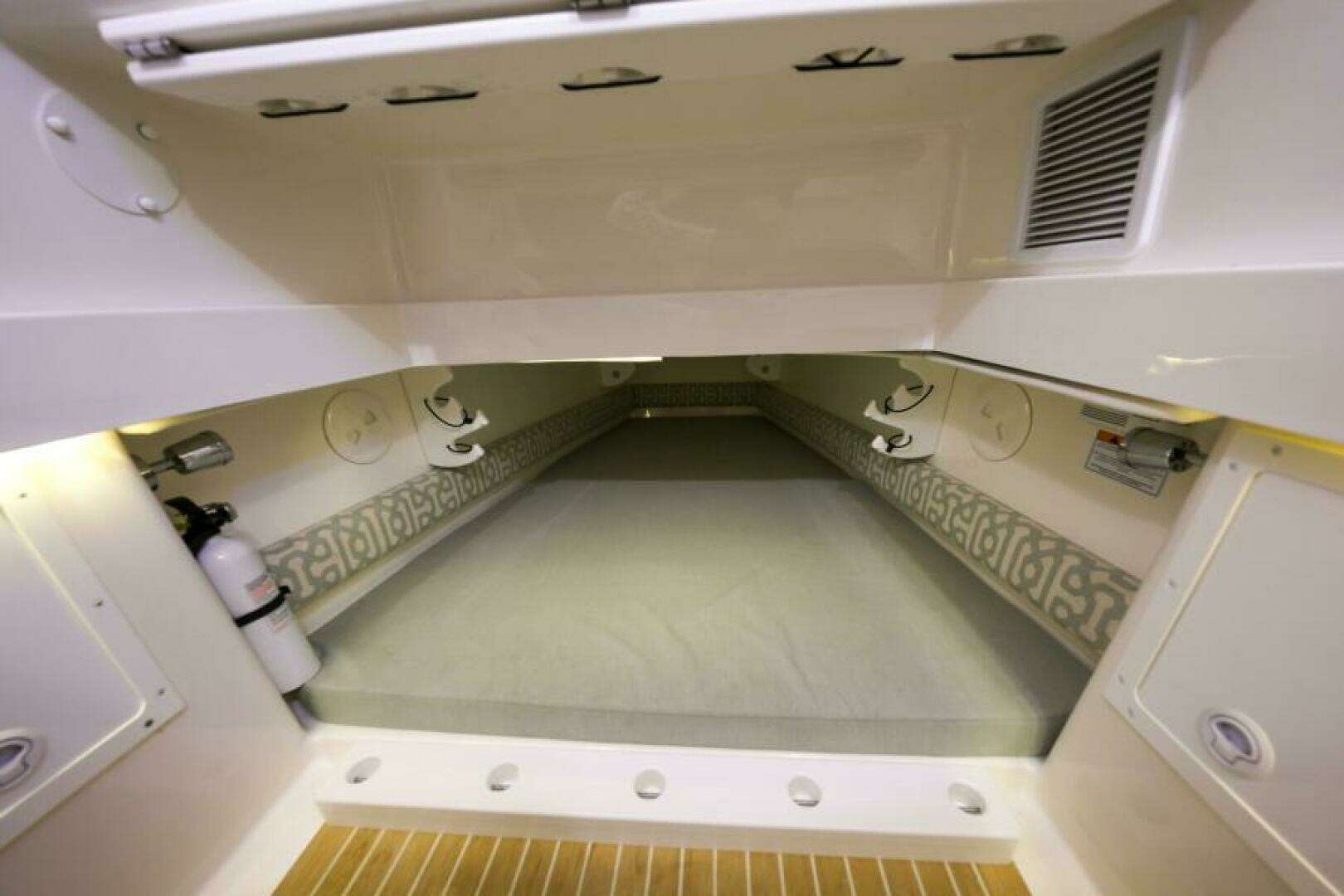 2018 Regulator 34 SS - Image 33