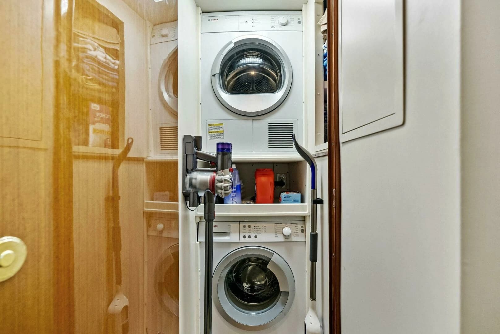 2002 Viking 65 Convertible - Image 45