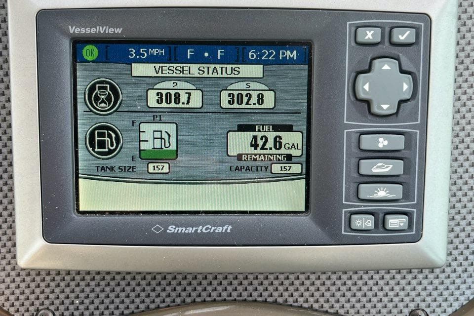 SmartCraft VesselView display on 2016 Cruisers Yachts 338SS showing vessel status and fuel levels.