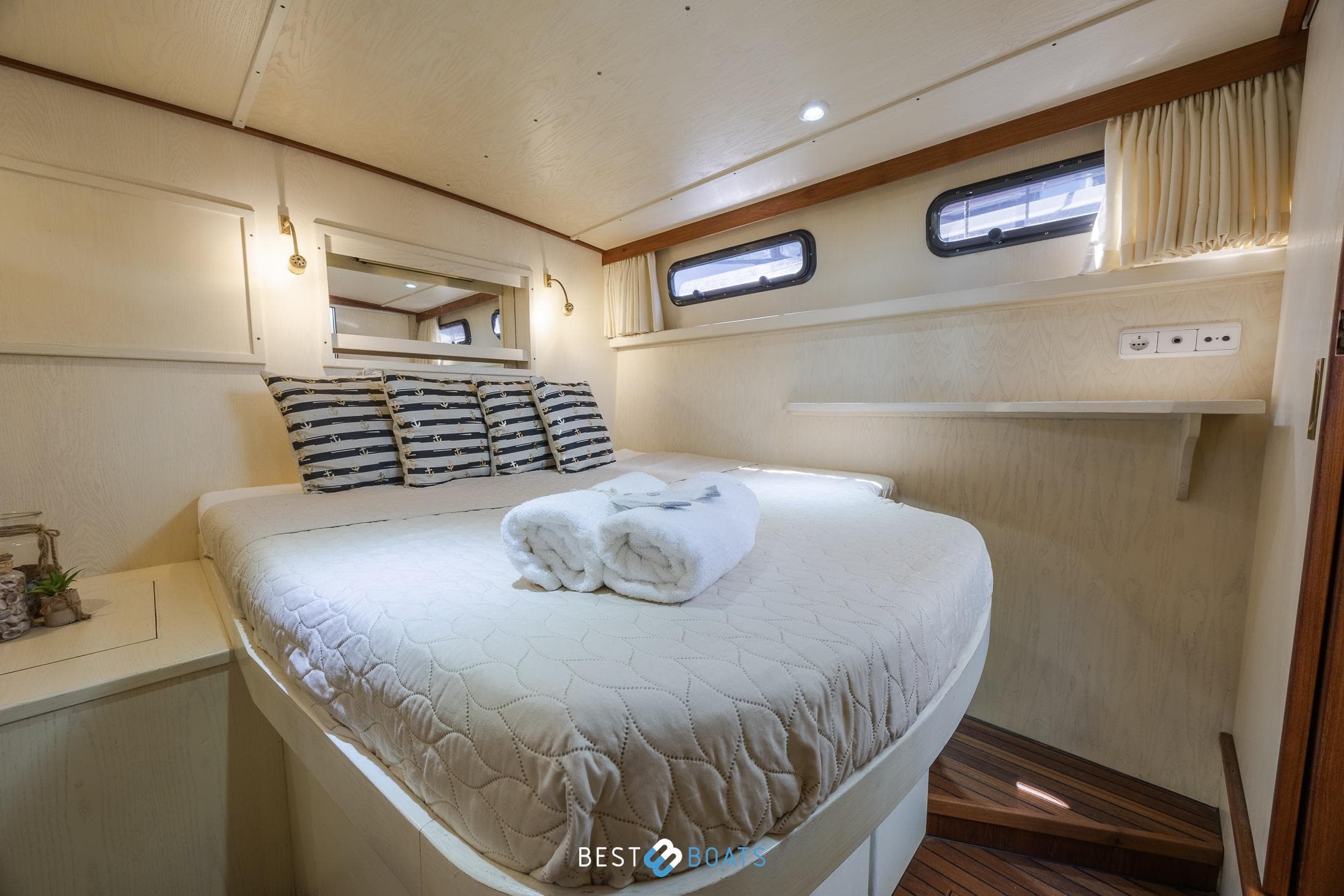 Luxurious cabin interior of a 1992 Linssen 37 SE yacht with cozy bedding and elegant decor.