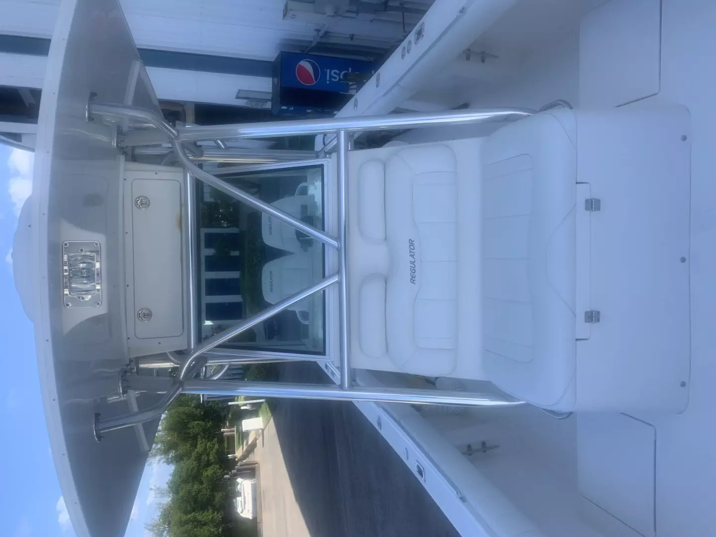 2010 Regulator 26 Forwarding Seating - Image 9