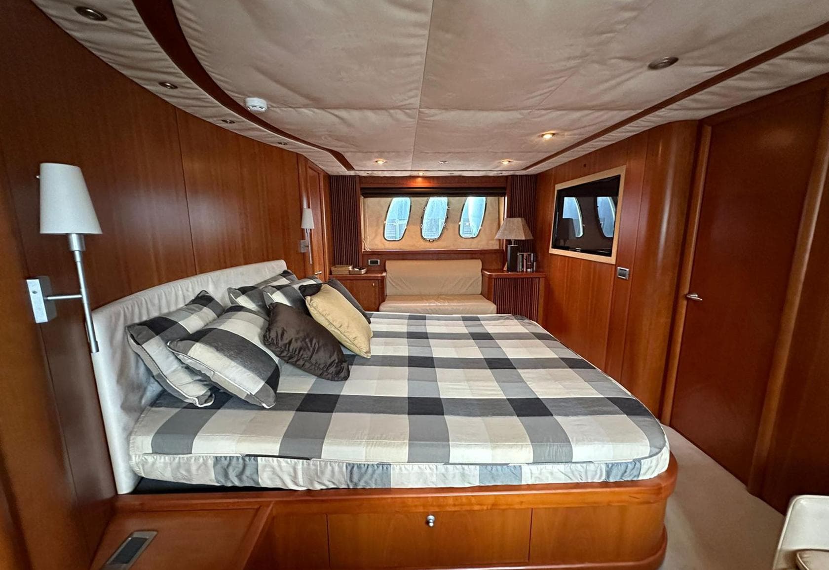 Sunseeker Predator 82