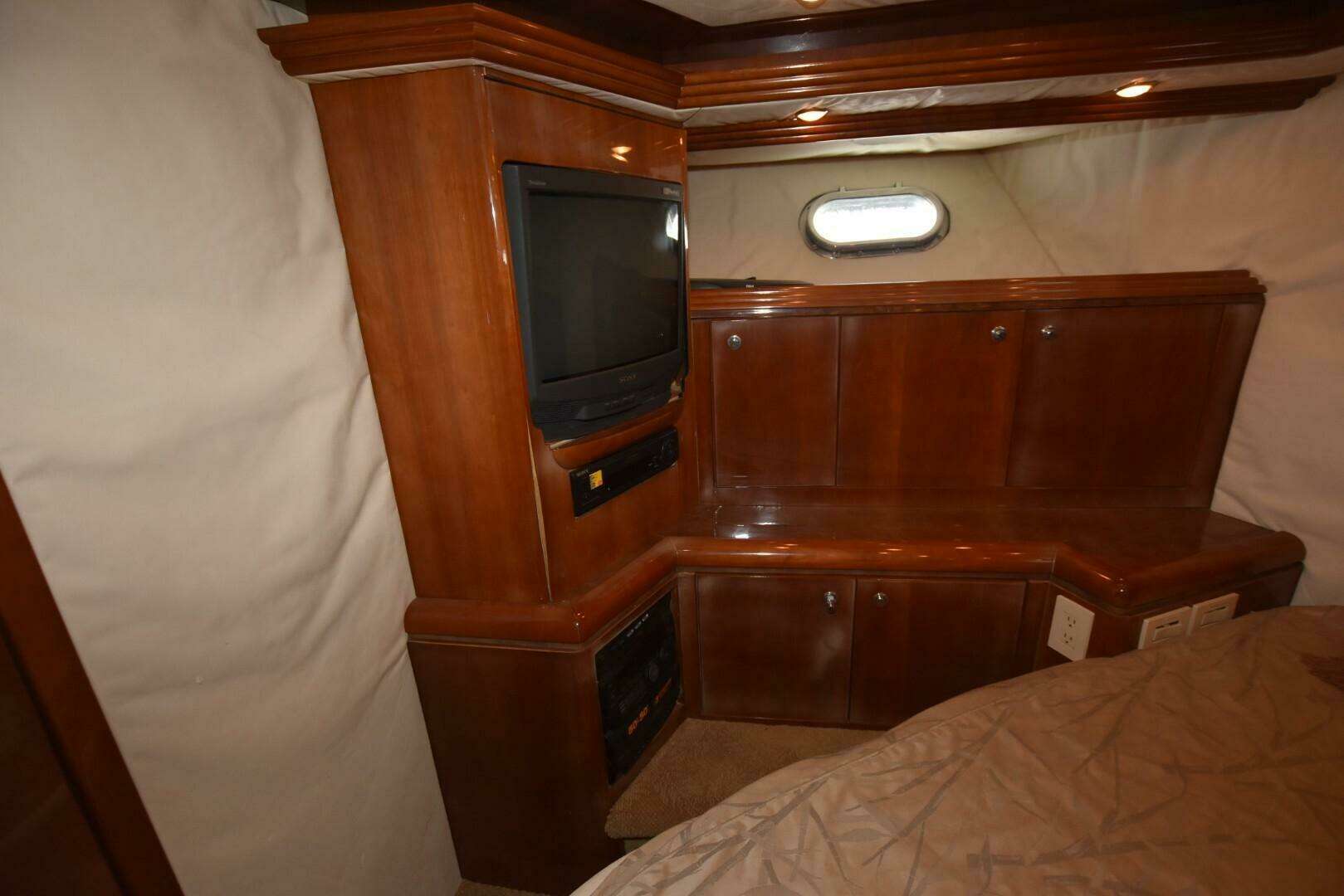 1998 Hatteras 74 Sportdeck - Image 35