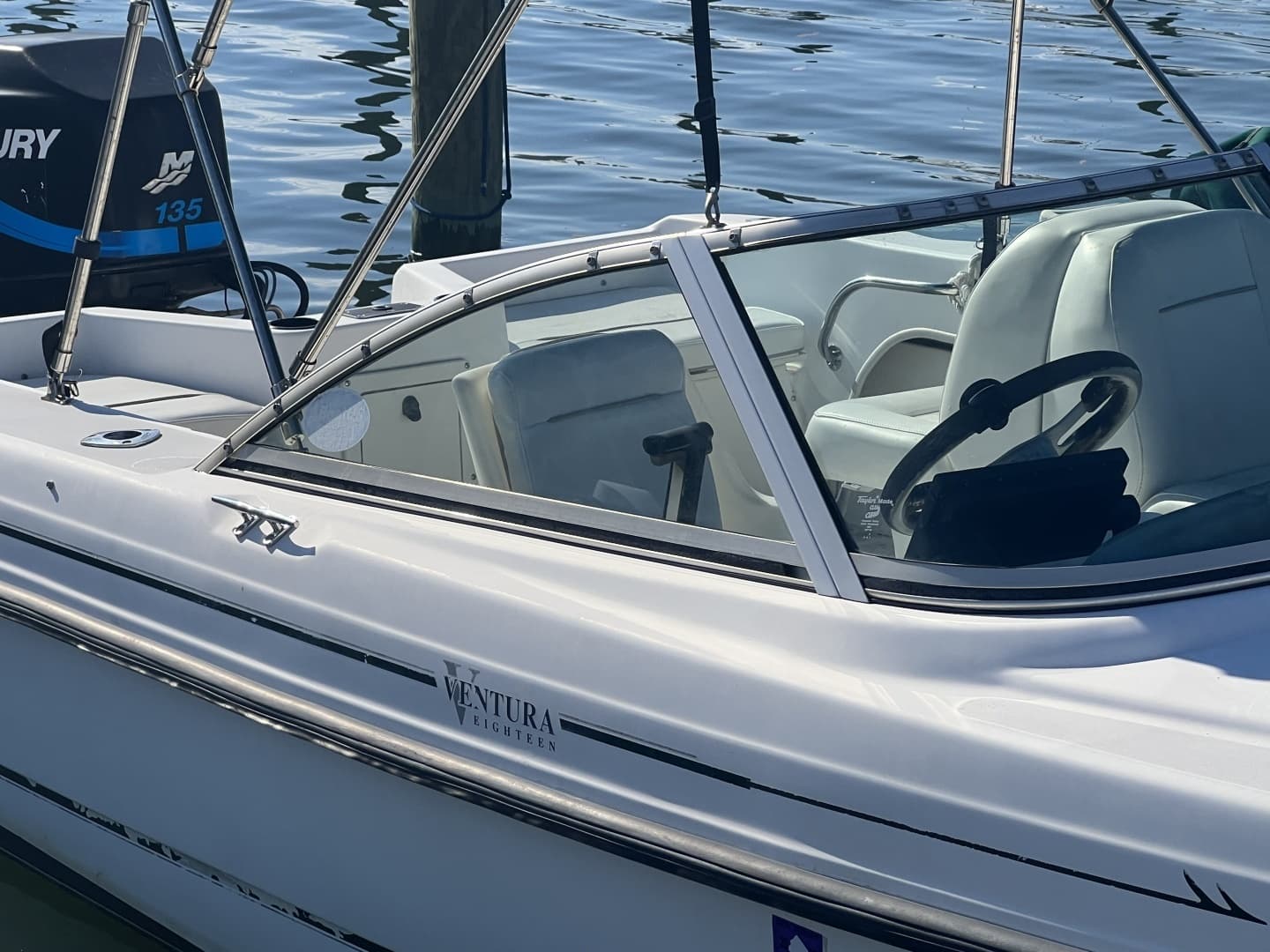 2000 Boston Whaler 18 Ventura Bowrider - Image 3