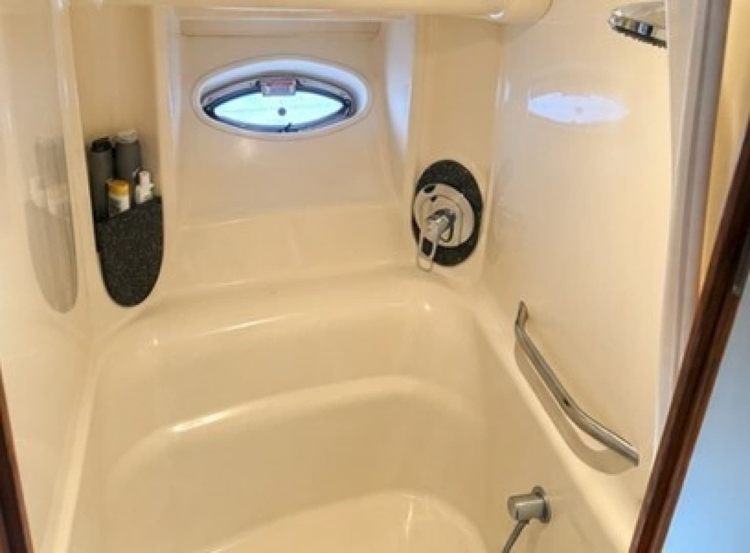 2005 Sea Ray 420 Sundancer - Image 3