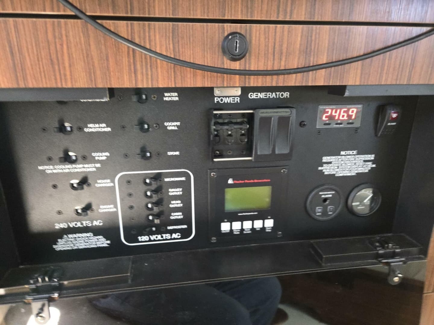 2019 Pursuit 355 Offshore - Image 11