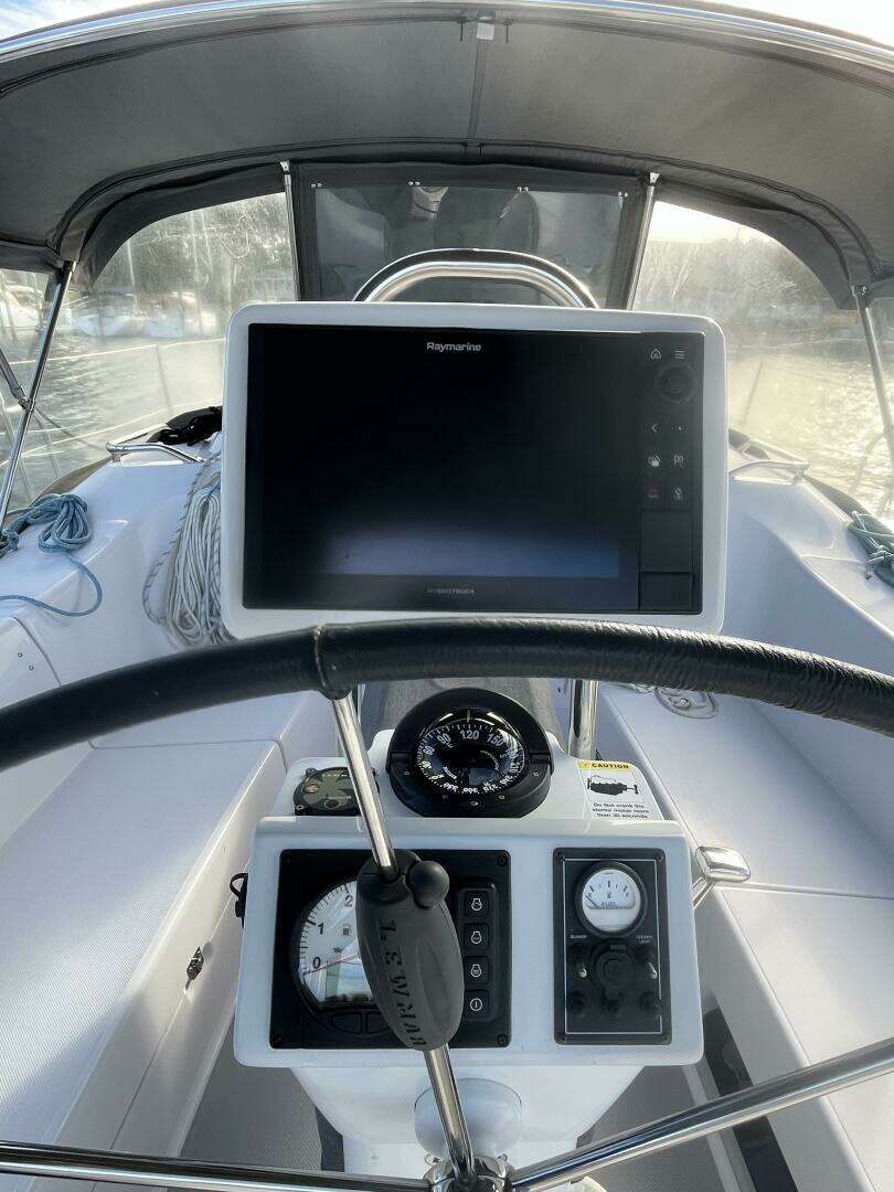 2017 Catalina 355 - Image 17