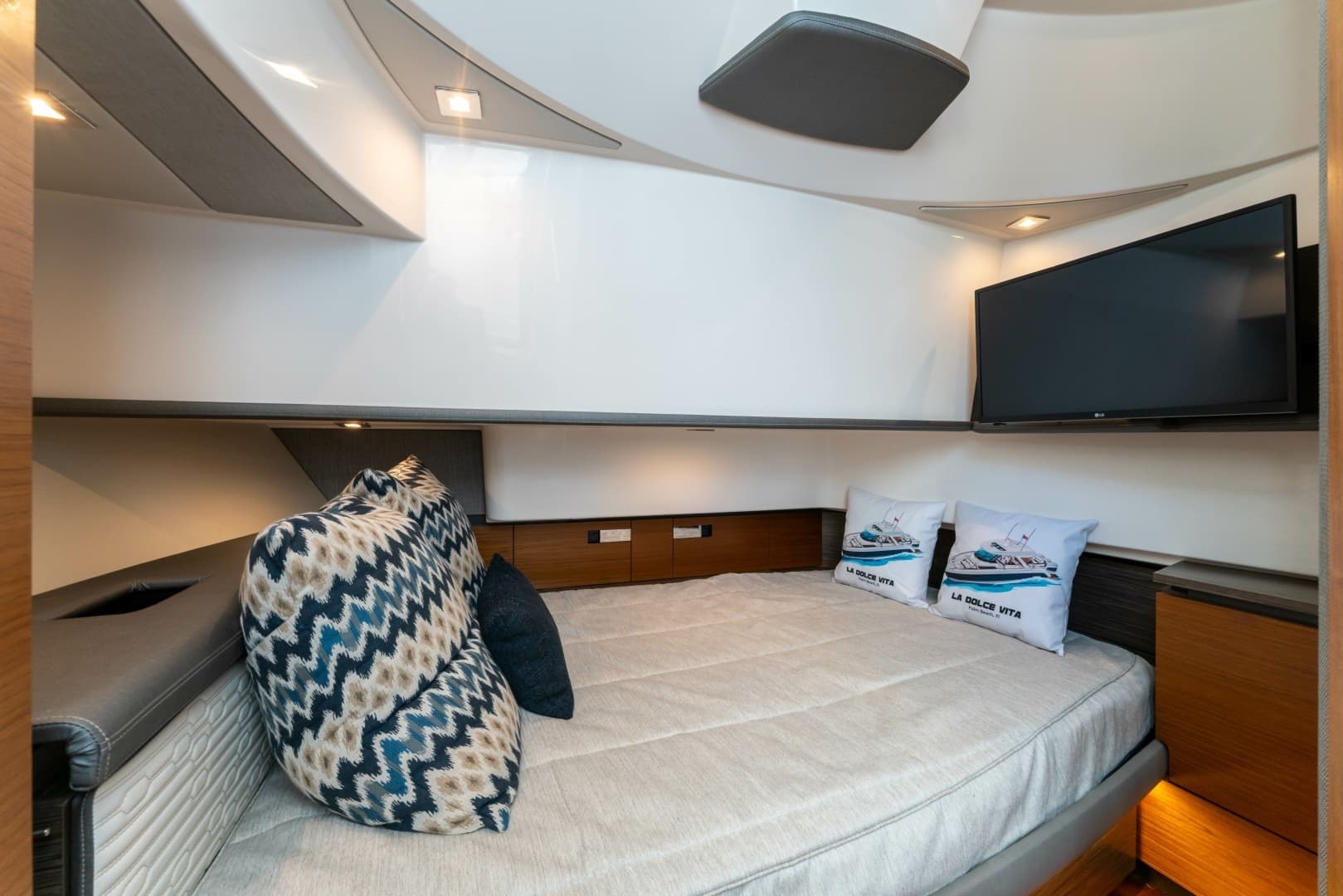 2020 Tiara Yachts 38 LS - Image 13