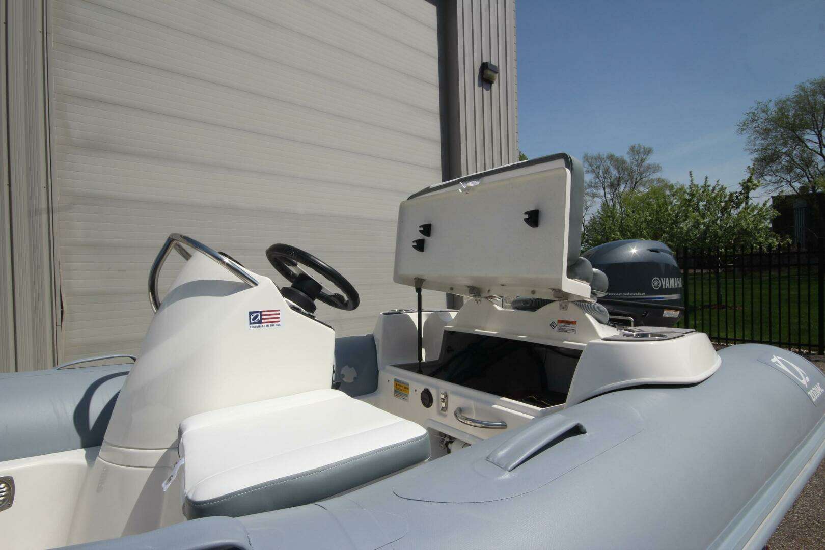 2025 Zodiac Yachtline 360 Deluxe PVC - Image 7