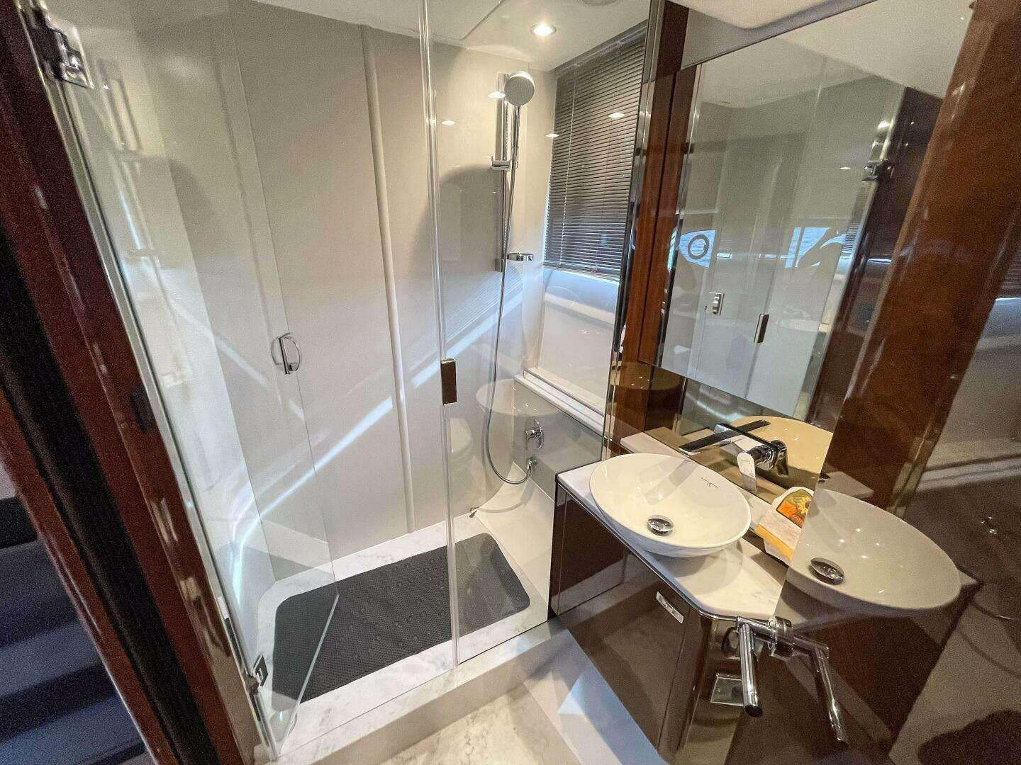2022 Princess V50 - Image 30