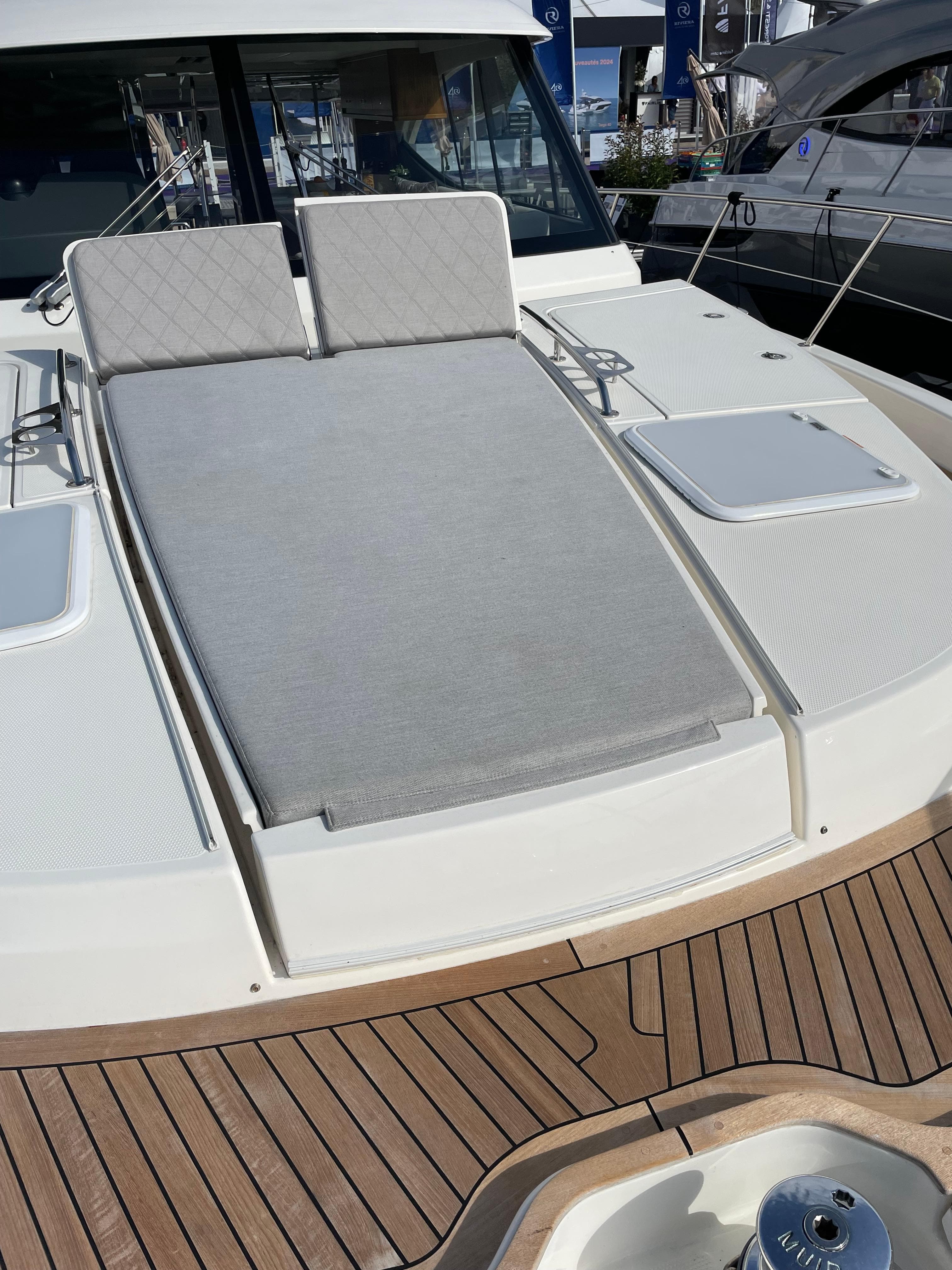 2022 Riviera 505 SUV yacht with sunbathing deck and luxurious seating.