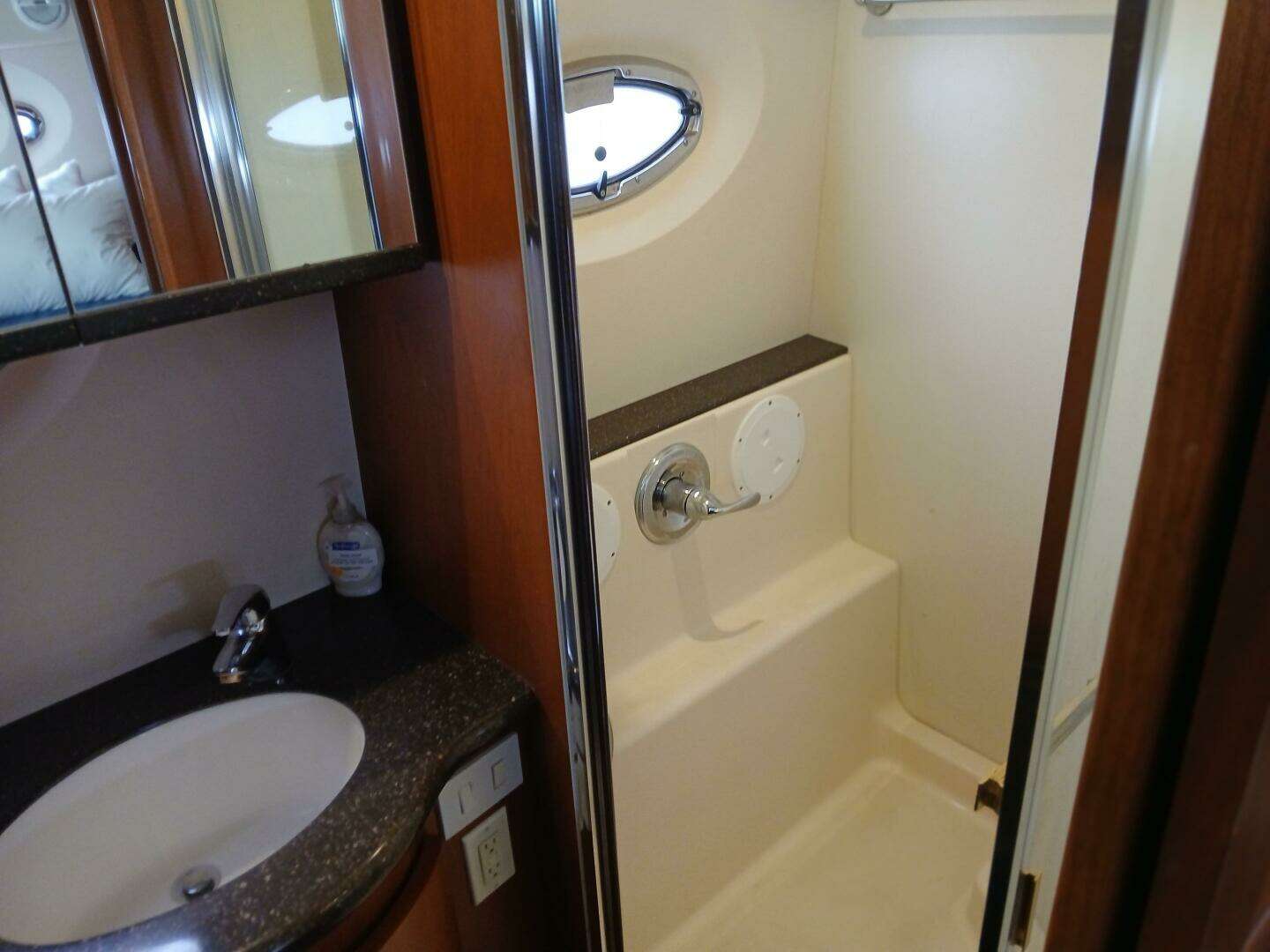 2006 Silverton 35 Motor Yacht - Image 26