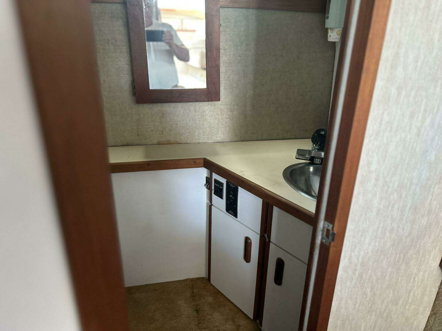 1985 Carver 3207 - Image 23