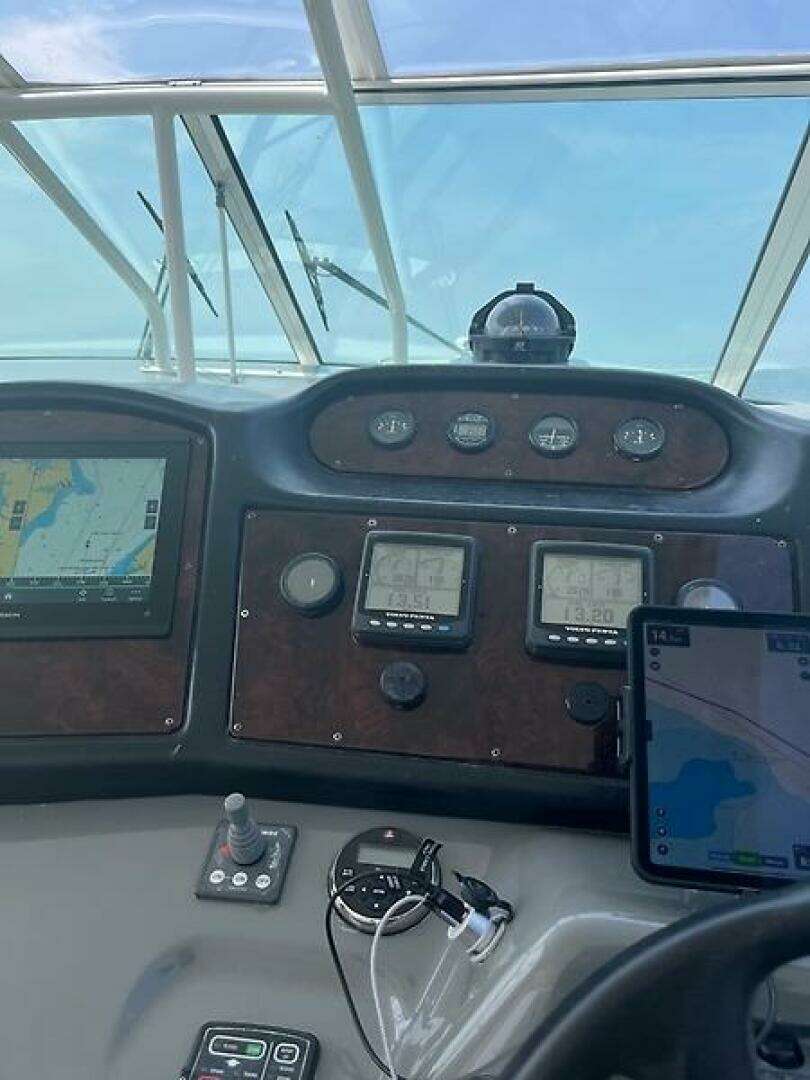 2004 Cruisers Yachts 405 Express Motoryacht - Image 9