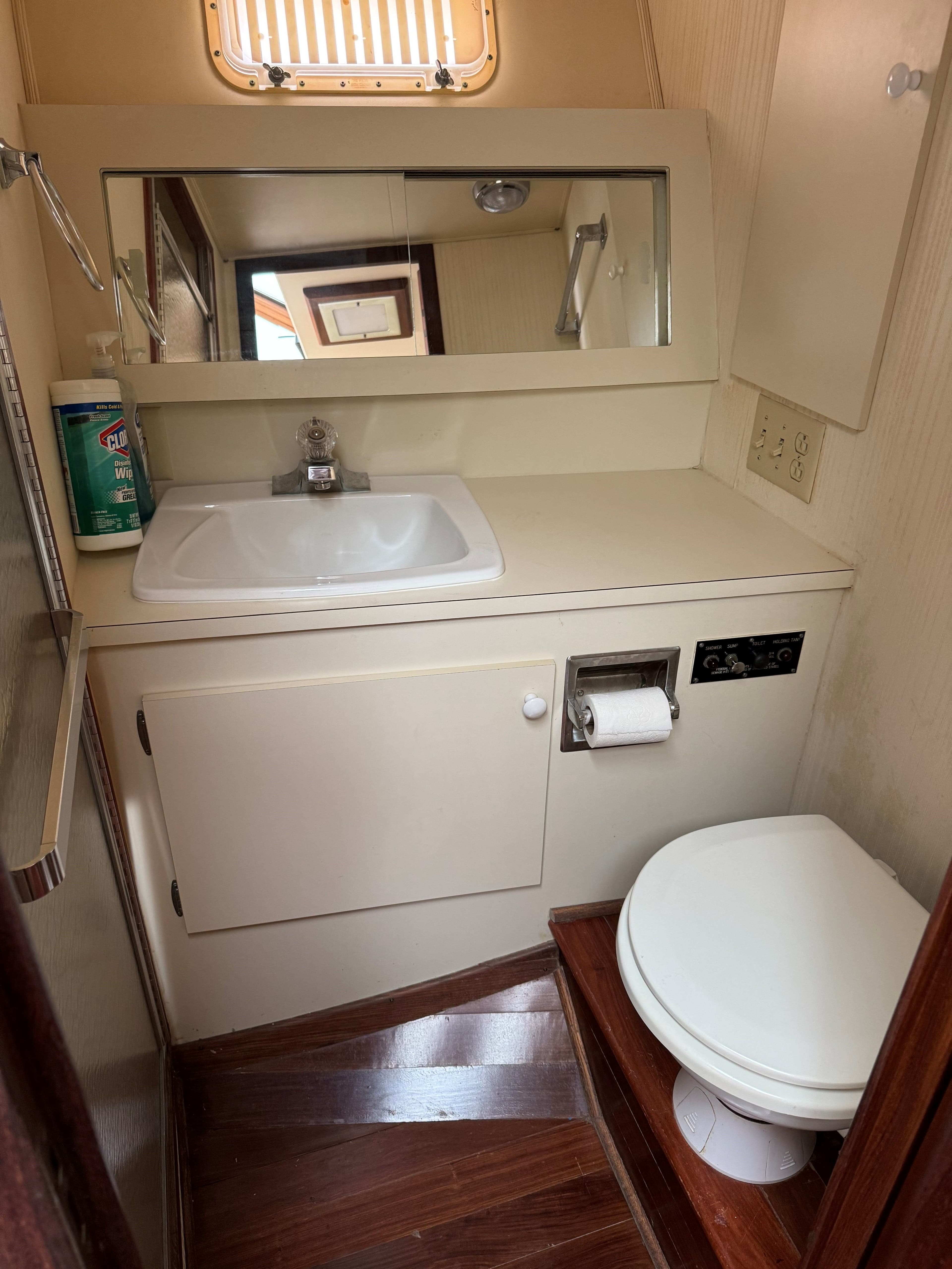 1986 Hatteras 36 Sedan - 30