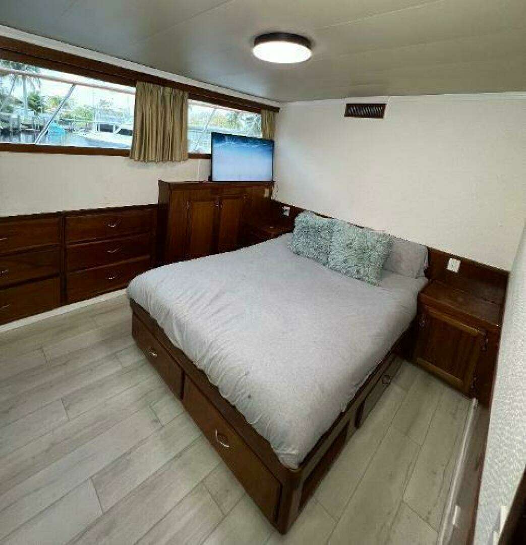 1983 Knight & Carver Custom Trideck - Image 48