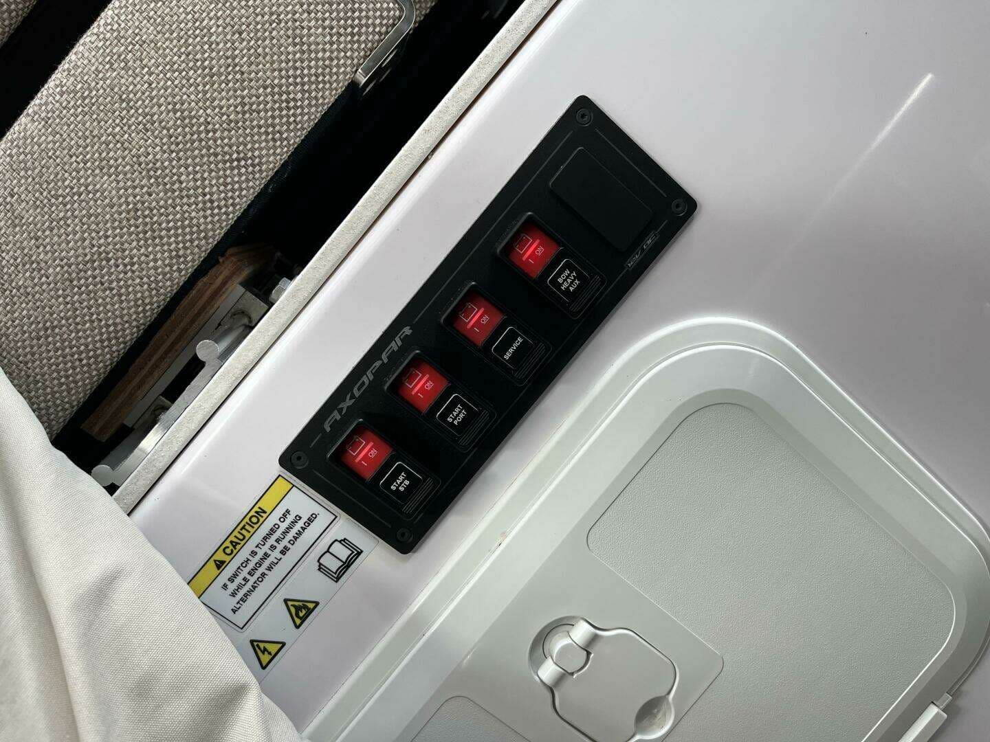 2024 Axopar Cross Cabin - Image 9