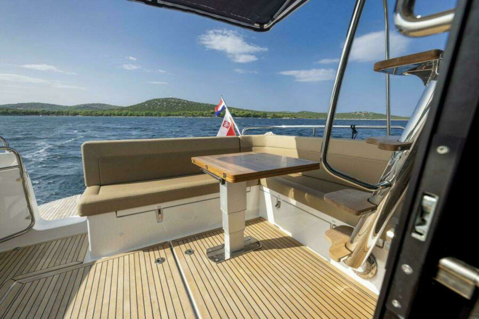 2025 Nimbus 405 Flybridge - Image 6