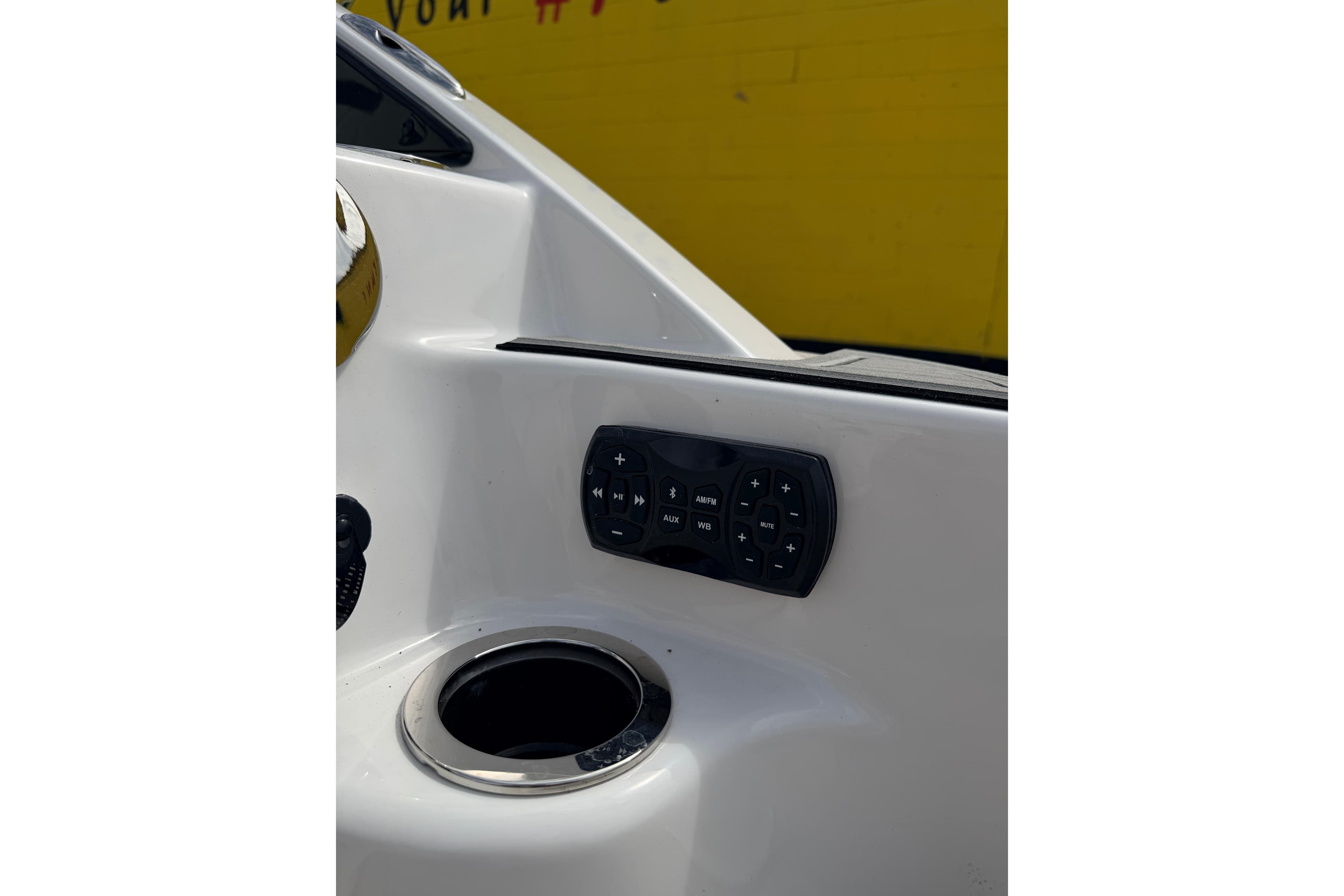 Control panel and cup holder on 2026 Yamaha Boats 252S.